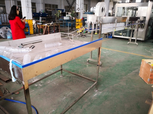 Desenrollador eléctrico de botellas de agua mineral para el sistema de embalaje de botellas de 3000 b/h