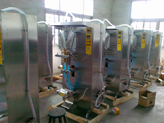 Fácil de operar Máquina de llenado de línea de producción de agua de bolsas automática completa 2000 bolsas / hora