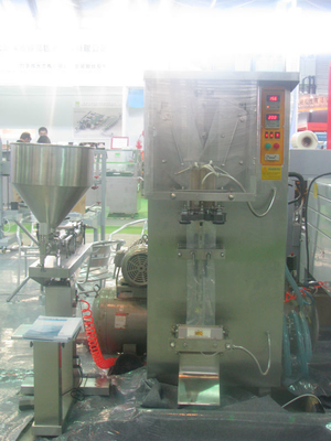 Fácil de operar Máquina de llenado de línea de producción de agua de bolsas automática completa 2000 bolsas / hora