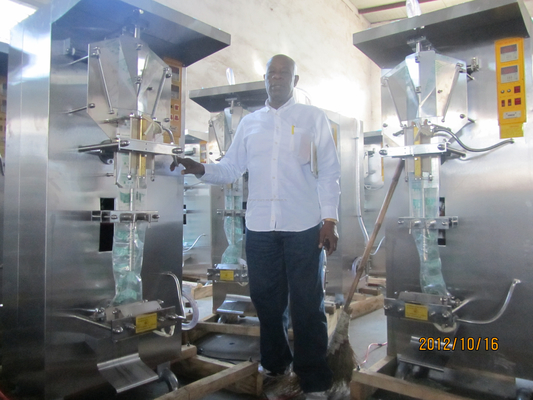 Fácil de operar Máquina de llenado de línea de producción de agua de bolsas automática completa 2000 bolsas / hora