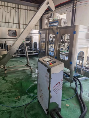 Instalación profesional de rellenos y tapas para el lavado con agua mineral