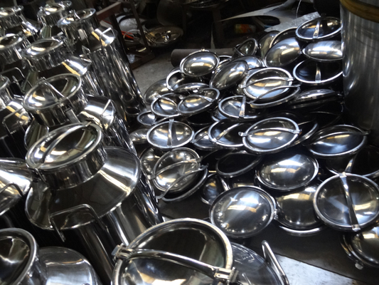 Incluye latas de leche de acero inoxidable y soporte técnico de video duradero después del servicio