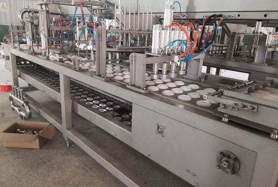 Máquina de llenado y sellado de helados de taza de waffle de 4 líneas con un diseño fácil de usar