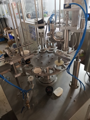 Máquina de llenado de botellas de copa y cono para la producción de cono de crema en tiendas de bebidas alimenticias
