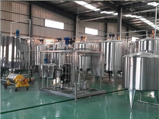 Línea de producción de bebidas de té de hierbas eléctrica totalmente automática 6000B / H con paquete de botellas