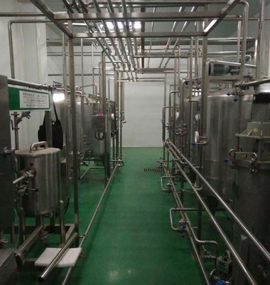 Línea de producción de bebidas de té de hierbas eléctrica totalmente automática 6000B / H con paquete de botellas