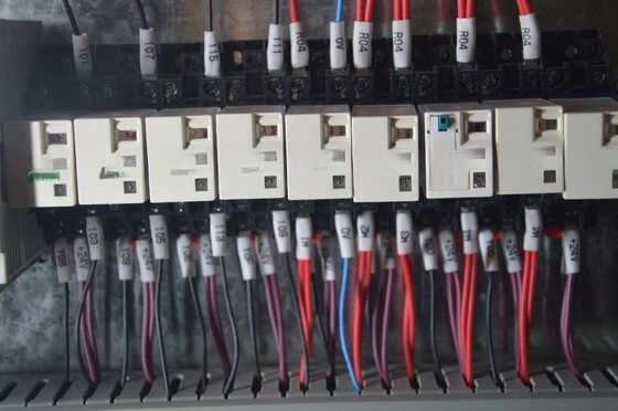 Embalaje de botellas con máquina de etiquetado de manga de botella automática completa