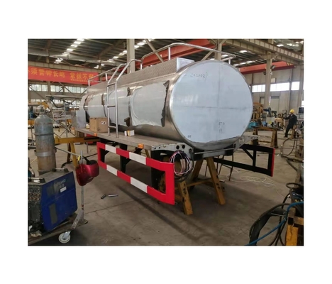 Entrega y transporte de leche conveniente con un camión cisterna de leche de 1250 kg en la carretera de camiones de leche