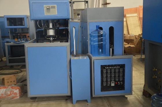 Máquina semiautomática para moldear botellas de agua PET de 5 galones para el procesamiento de plásticos