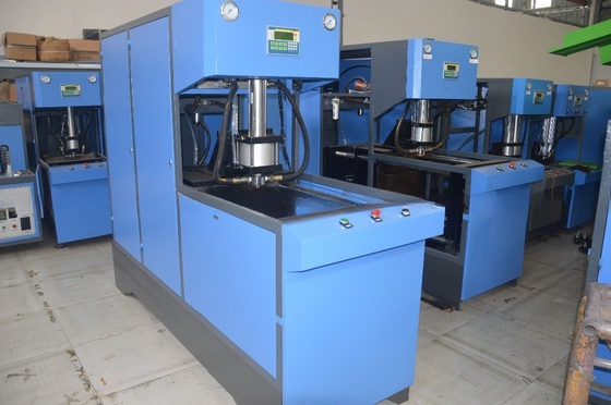 Máquina semiautomática para moldear botellas de agua PET de 5 galones para el procesamiento de plásticos