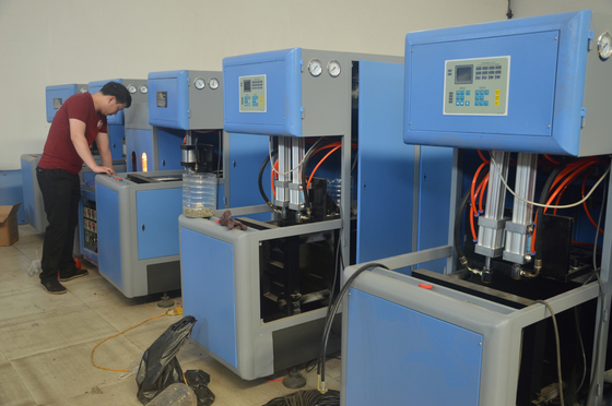 Máquina de fabricación de botellas de agua mineral de plástico de 2 cavidades semiautomática de alta capacidad con moho