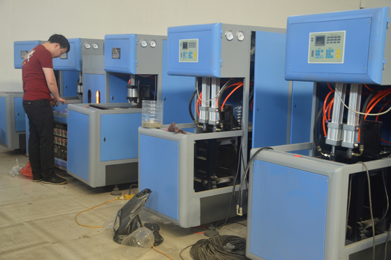 Máquina de fabricación de botellas de agua mineral de plástico de 2 cavidades semiautomática de alta capacidad con moho
