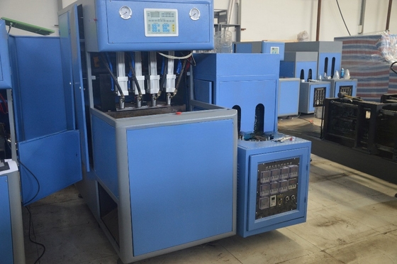 1250 KG Peso de mano Operar 4 cavidades Botella de agua pura máquina de moldeado de soplado 220V / 380V / 415V / 440V / 480V Voltagem