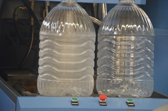 1250 kg Máquina semiautomática de moldeo de botellas de PET de 6L para la industria del embalaje de agua