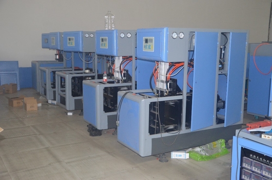 1250 KG Aprobada por el CE Máquina de soplar botellas de PET semiautomática de 2L para requisitos del cliente