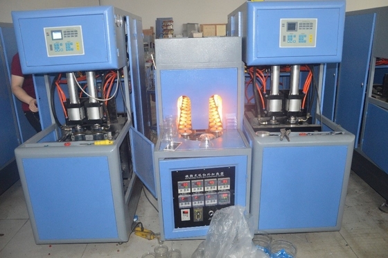 Planta de fabricación Semi-automático 2000B/H Una máquina de calentamiento tira dos máquinas de moldeo de soplado Peso KG 1250 KG