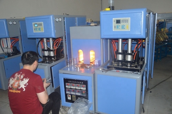 Planta de fabricación Semi-automático 2000B/H Una máquina de calentamiento tira dos máquinas de moldeo de soplado Peso KG 1250 KG