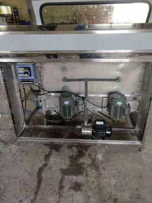 100% de precisión de llenado Botella semiautomática de 5 galones en el interior del enjuague y la máquina de cepillado exterior para botellas