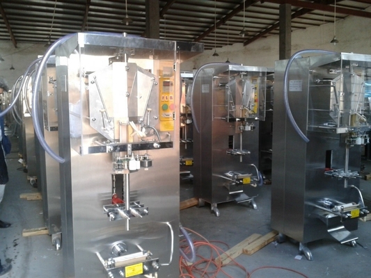 Máquina compacta y portátil de llenado de agua de sachet 2200b/h para un transporte fácil