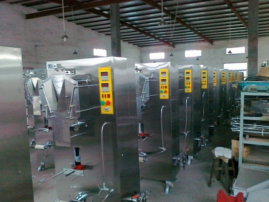 Funcionamiento totalmente automático de las máquinas de llenado y sellado de sacos de agua para jugo