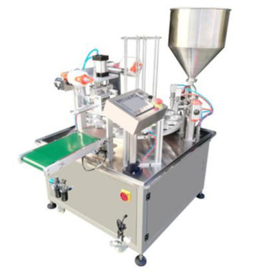 Material de embalaje de plástico 2000BPH Máquina de llenado y sellado de jugo de taza rotativa automática completa