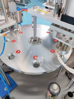 Material de embalaje de plástico 2000BPH Máquina de llenado y sellado de jugo de taza rotativa automática completa