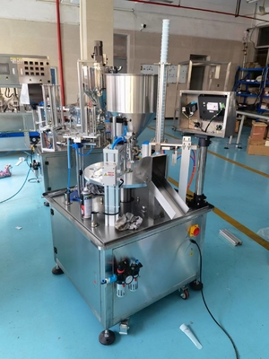 Material de embalaje de plástico 2000BPH Máquina de llenado y sellado de jugo de taza rotativa automática completa