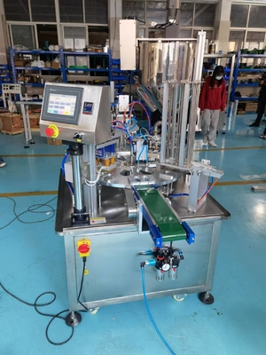 Material de embalaje de plástico 2000BPH Máquina de llenado y sellado de jugo de taza rotativa automática completa