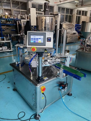 Material de embalaje de plástico 2000BPH Máquina de llenado y sellado de jugo de taza rotativa automática completa