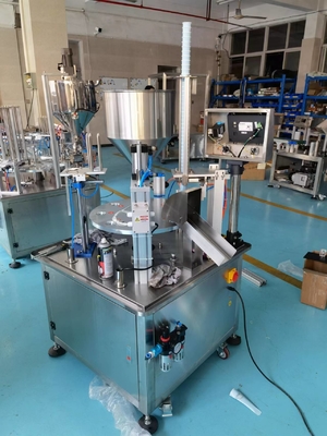 Material de embalaje de plástico 2000BPH Máquina de llenado y sellado de jugo de taza rotativa automática completa
