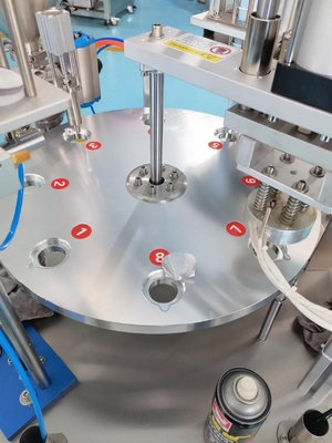 Máquina de llenado y sellado de jugo de copa rotativa de 2 agujeros para línea de embalaje de capacidad 380 KG