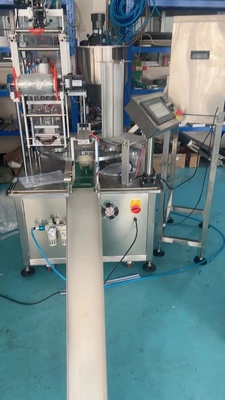 Máquina de llenado y sellado de jugo de copa rotativa de 2 agujeros para línea de embalaje de capacidad 380 KG