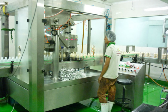 Máquina de llenado de botellas de yogur aromatizado de PP/HDPE/PE 4000b/h con sellado de papel de aluminio
