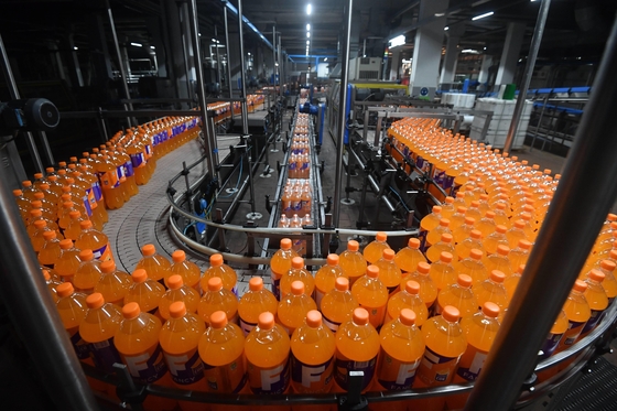Equipo de producción automático de extracción de jugo de acero inoxidable para botellas de 500 ml-1500 ml